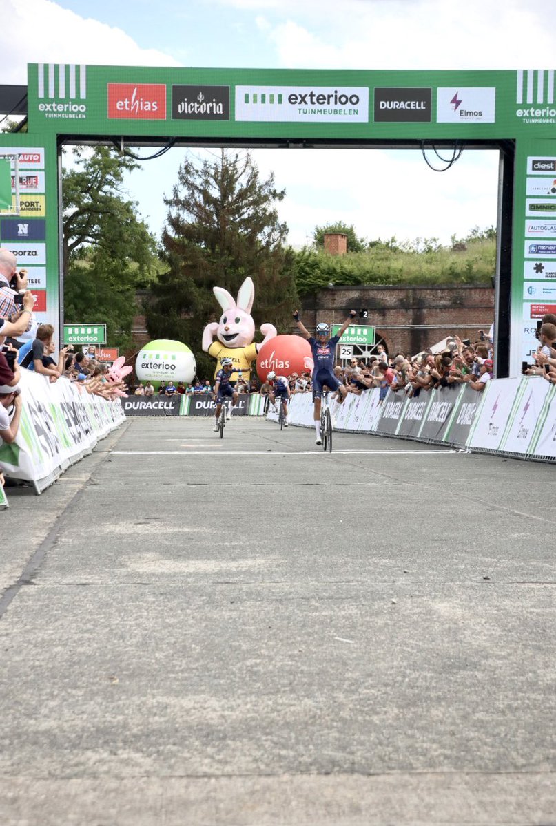 🏆 Glory for Alpecin Fenix! Oscar Riesebeek wins a spectacular Duracell Dwars door het Hageland, his teammate Gianni Vermeersch is finished second.

🥇 Oscar Riesebeek
🥈Gianni Vermeersch 
🥉 Florian Sénéchal

#DwarsdoorhetHageland
#ExteriooCyclingCup