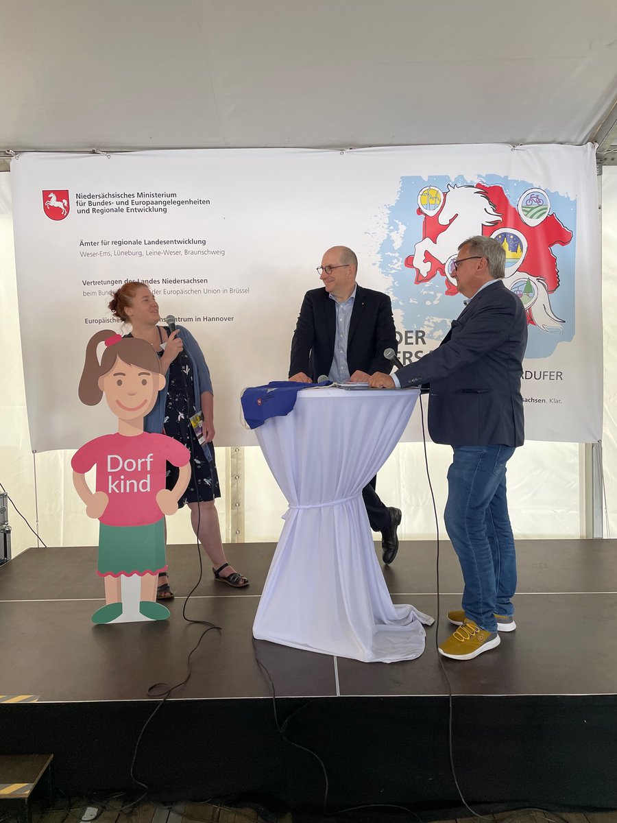 digitalechancen's tweet image. Carola Croll und Staatssekretär Matthias Wunderling-Weilbier (@MBNiedersachsen) beim Talk auf der Bühne im Zelt des Europaministeriums. #TagDerNiedersachsen #StadtLandFest @digitaledoerfer @FraunhoferIESE