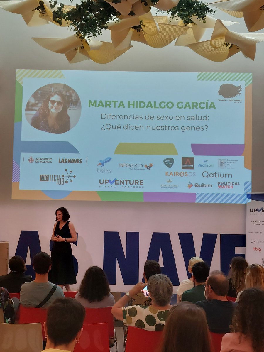 Marta Hidalgo García arranca la tarde de charlas hablando de la diferencia de sexos en la medicina.
¿Como se visibilizan las particularidades de la salud de la mujer? ¿Las enfermedades afectan igualmente a todos los humanos, o hay diferencias palpables a nivel de sexo?