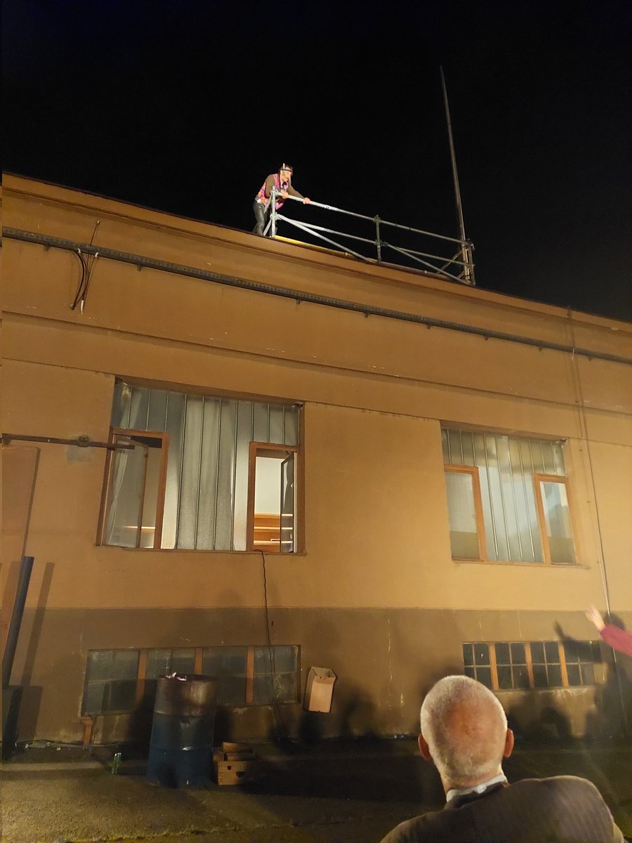 Ta poslednji Solo Nine Rajić Kranjac v MTT sinoči je bil  osupljiva borštnikovska izkušnja - milina, ostrina, drznost, vivisekcija ...grlom u jagode, bi rekla Ninina baka. (Mandić - Milutin na strehi)