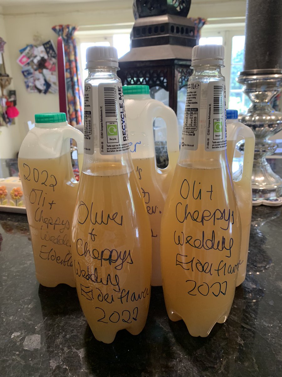 paulinedaniels's tweet photo. Second batch of #elderflowercordial ..!!
Picked a huge #tescobag full of Elderflowers. It was quite heavy.! Made 6litres of concentrated cordial for my sons wedding. Second press is for drinking now.!! It’s delicious and tastier than the first batch. Picked early evening.!! https://t.co/7xnxNO4zEU