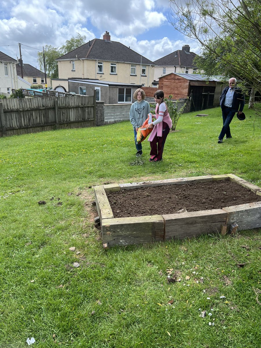 LPS_Eco's tweet photo. Fantastic Eco Club community day. Thank you for all the helped develop our school outdoor learning environment.  @LlanharanPTA @llanharanps https://t.co/04jnOvMUeo