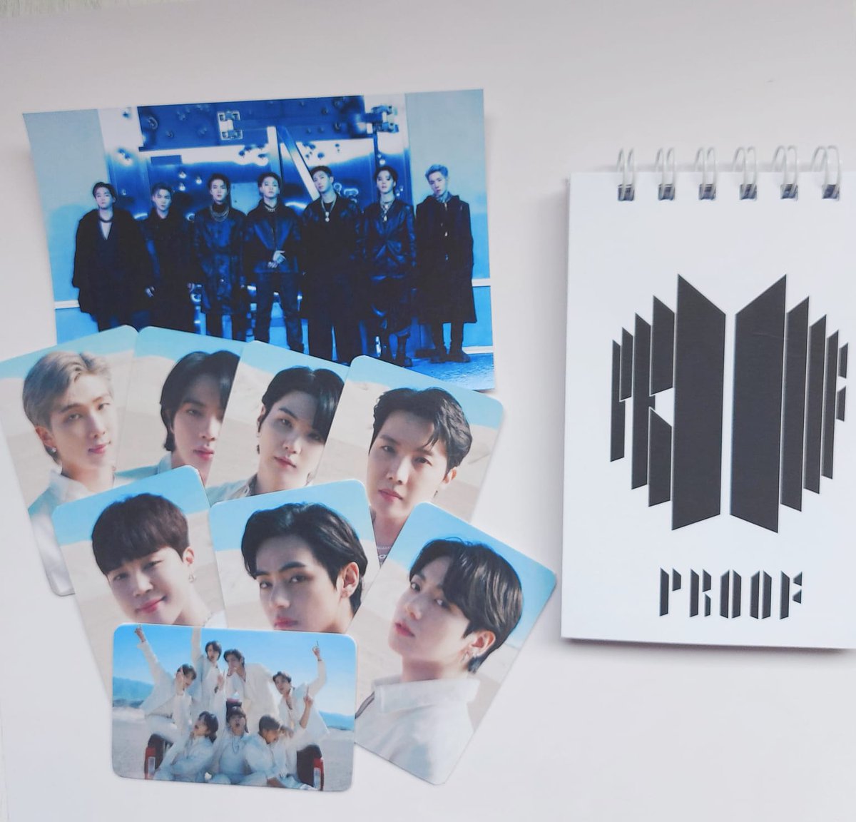 estudio_3i's tweet photo. Kit BTS Proof

* 8 phocards Yet to Come, sendo uma photocard de cada membro e um photocard OT7
* Bloco de anotações Proof tamanho 15 cm x 10 cm
* Uma foto 10 cm x 15 cm do concept photo Proof ou Door

Disponível na Shopee: https://t.co/WS4FmbaVBm https://t.co/MAdmorUugW