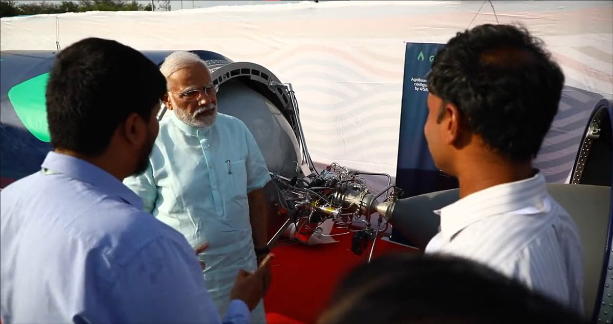 moin_spm's tweet image. माननीय प्रधान मंत्री @narendramodi जी हमें यह क्षण देने के लिए धन्यवाद। आपने वादा भी निबया फुल साइज रॉकेट को आकार देखने का और जब आप ने &quot;बाप रे कहा&quot; - मान में मेरे इतनी खुशी हुई की में शब्द में बयान कर नहीं पारूं “Aab hum bhi Space Jayenge” #Space #AatmaNirbhar @isro @INSPACeIND