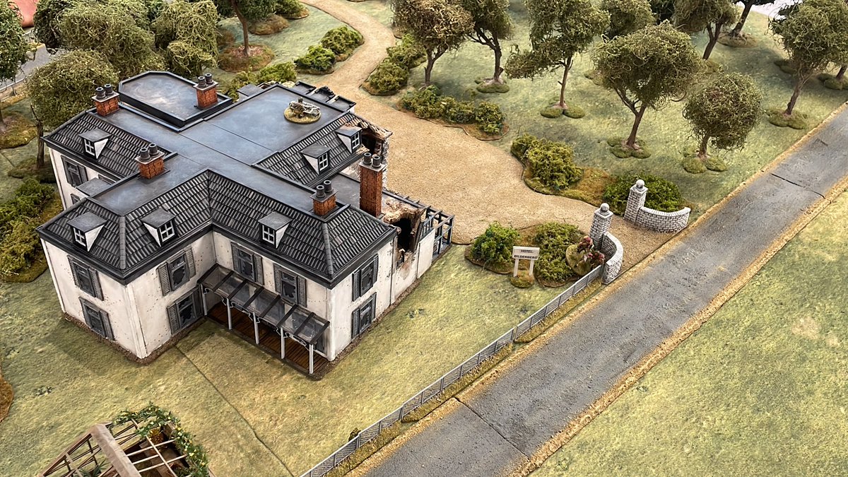 AdeDeacon's tweet photo. @TooFatLardies meanwhile the paras have two JOP’s in the entrenchments(L) and hotel gardens (R) plus two more in the Bilderberg Hotel(L) and car park entrance (R) #OML8 #spreadthelard https://t.co/NIihdS9Sie