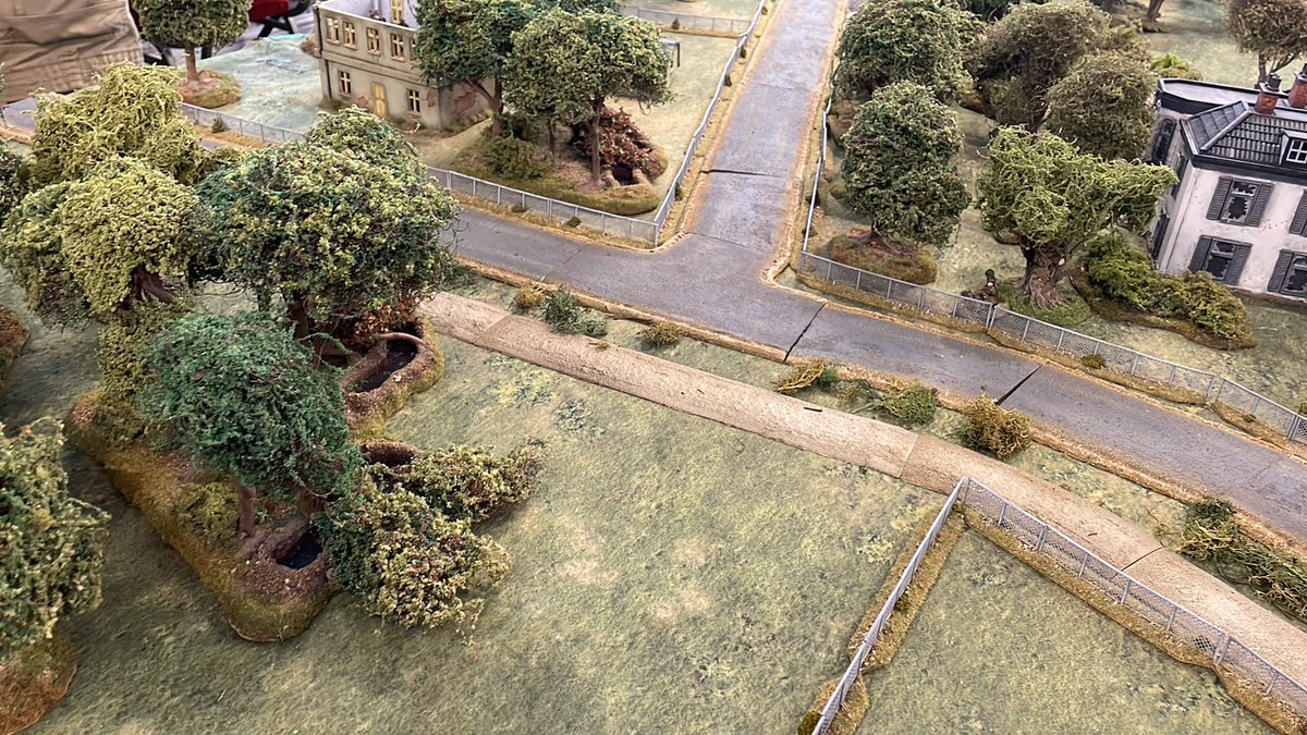 AdeDeacon's tweet photo. @TooFatLardies meanwhile the paras have two JOP’s in the entrenchments(L) and hotel gardens (R) plus two more in the Bilderberg Hotel(L) and car park entrance (R) #OML8 #spreadthelard https://t.co/NIihdS9Sie