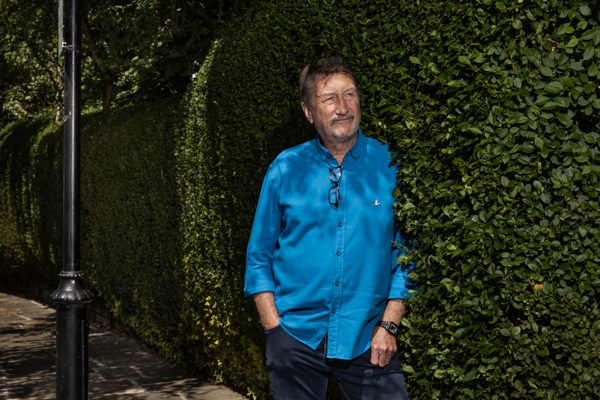 Published yesterday in <a href="/nytimes/">The New York Times</a>  :
A portrait of Steven Knight, British director and creator of the <a href="/netflix/">Netflix</a> series <a href="/ThePeakyBlinder/">Peaky Blinders</a>
Pictures ©Jérémie Souteyrat
nytimes.com/2022/06/10/art…
#stevenknight #series #peakyblinders #director