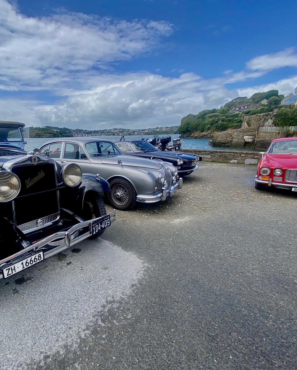 Bulman vintage pub, pictured with a few modern automobiles 😉#wildatlanticway #rollsroyce #maserati #wildatlanticway #kinsale#cork