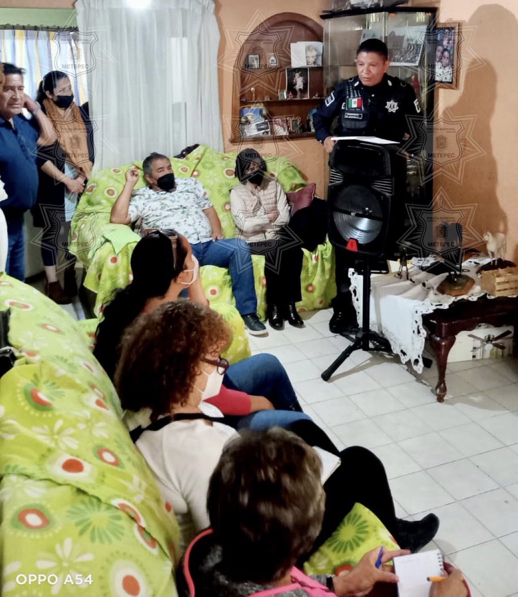 MetepecPolicia's tweet photo. Plática de Prevención al Delito
En #AccionesDeProximidad la #PolicíaMunicipalDeMetepec llevó a cabo una #ReunionVecinal en la cual abordó el tema “Prevención de Robo a Casa 🏠 Habitación”.
#PorUnMetepecMásSeguro
#CercaníaEficienciayHonradez https://t.co/6w0wtL1HI0