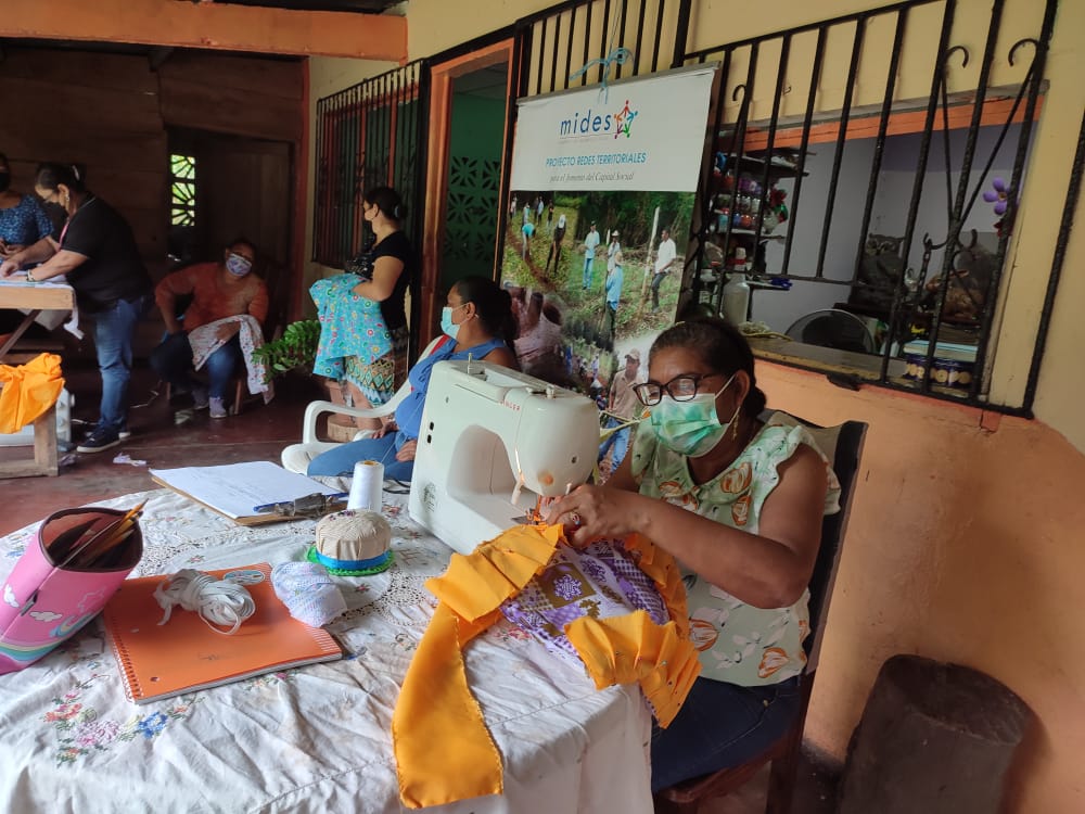 midespanama's tweet photo. Con el objetivo de mejorar la calidad de vida de los moradores que viven en pobreza y condiciones vulnerables, la Dirección Regional de Santo Domingo, Chiriquí, realizó un curso de costura en conjunto con el Programa Redes Territoriales a mujeres de la localidad. https://t.co/94TyYfLqTe