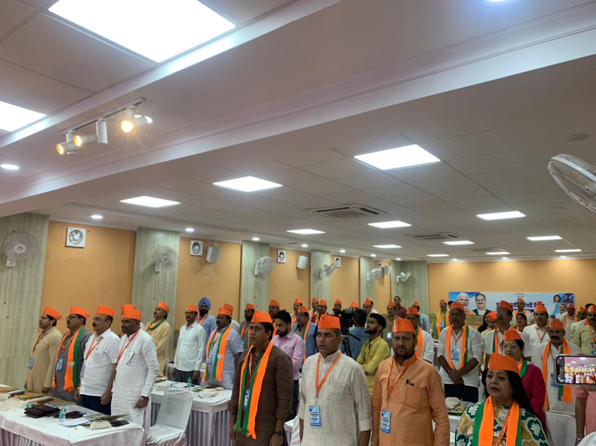 alka_gurjar's tweet photo. आज @BJP4Delhi की दो दिवसीय कार्यसमिति  में   सम्मिलित हुई,राजनैतिक विषयों पर चर्चा व भविष्य के कार्यक्रमों पर चर्चा हुई  व सांगठनिक विषयों पर उद्बोधन दिया!
प्रदेश प्रभारी @PandaJay जी, अध्यक्ष @adeshguptabjp जी,संगठन मंत्री @siddharthanbjp जी ,@RamvirBidhuri  जी  उपस्थित रहे। https://t.co/OrweyIk0Re