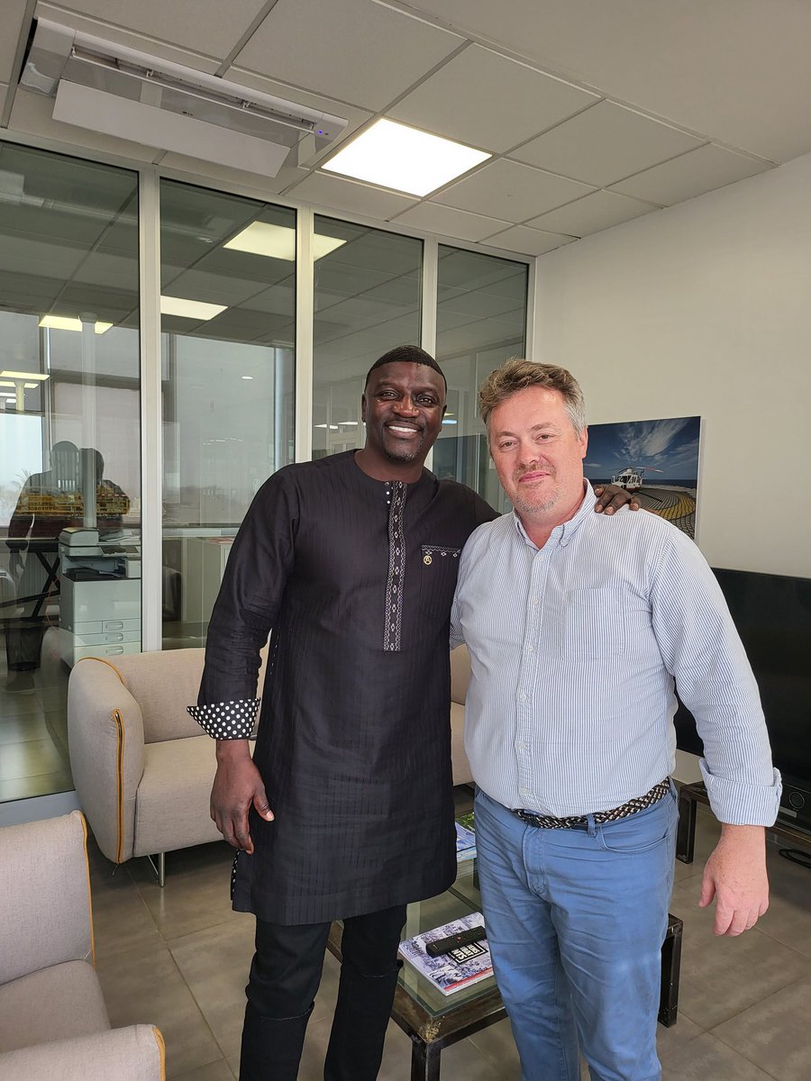 What a nice surprise : unexpected visit by this huge artist !!!
Thks @akon for this moment and for your projects all over #Africa, and especially in #Senegal ! @akon_city_senegal