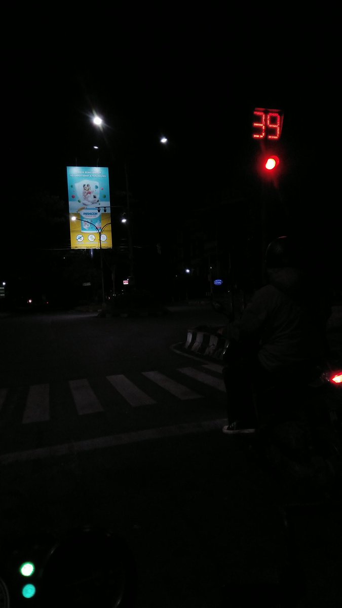 Pen motoran sendiri,biar bisa nikmatin keindahan malam dan melupakan sejenak masalah hidup eh ketilang emng anjink.