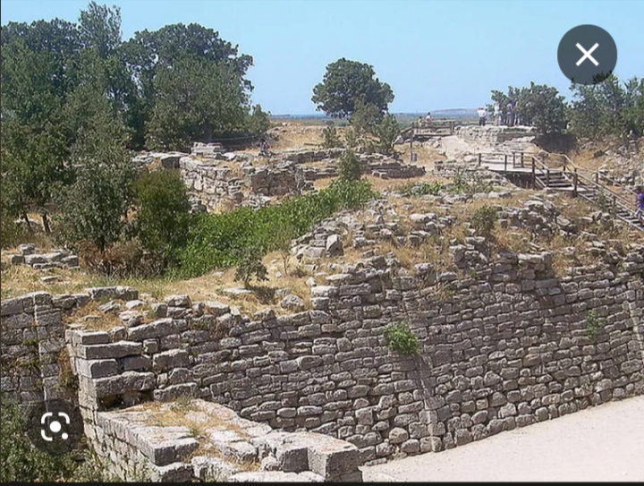 11/6/1184 Se considera la fecha de culminación de la Guerra de Troya. En esta los aqueos saquean y destruyen la ciudad de Troya. 
Este hecho ha sido llevado al cine en numerosas ocasiones y ha servido de inspiración a un sinnúmero de artistas.