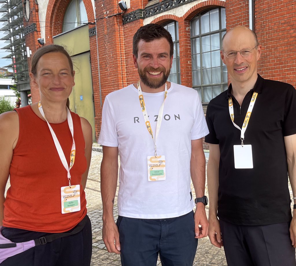 Jonas Deichmann (Mitte) hat die Welt umrundet und dabei die Distanz von 120 #Ironman-Triathlons absolviert. Was ihn antreibt und woran er glaubt, erzählt er <a href="/hellakemper/">Hella Kemper</a> und <a href="/maxrauner/">Max Rauner</a> beim #podcastfestival von <a href="/zeitonline/">DIE ZEIT</a>. Nachzuhören im <a href="/zeitwissen/">ZEIT Wissen</a>-Podcast am 19.6. #triathlon