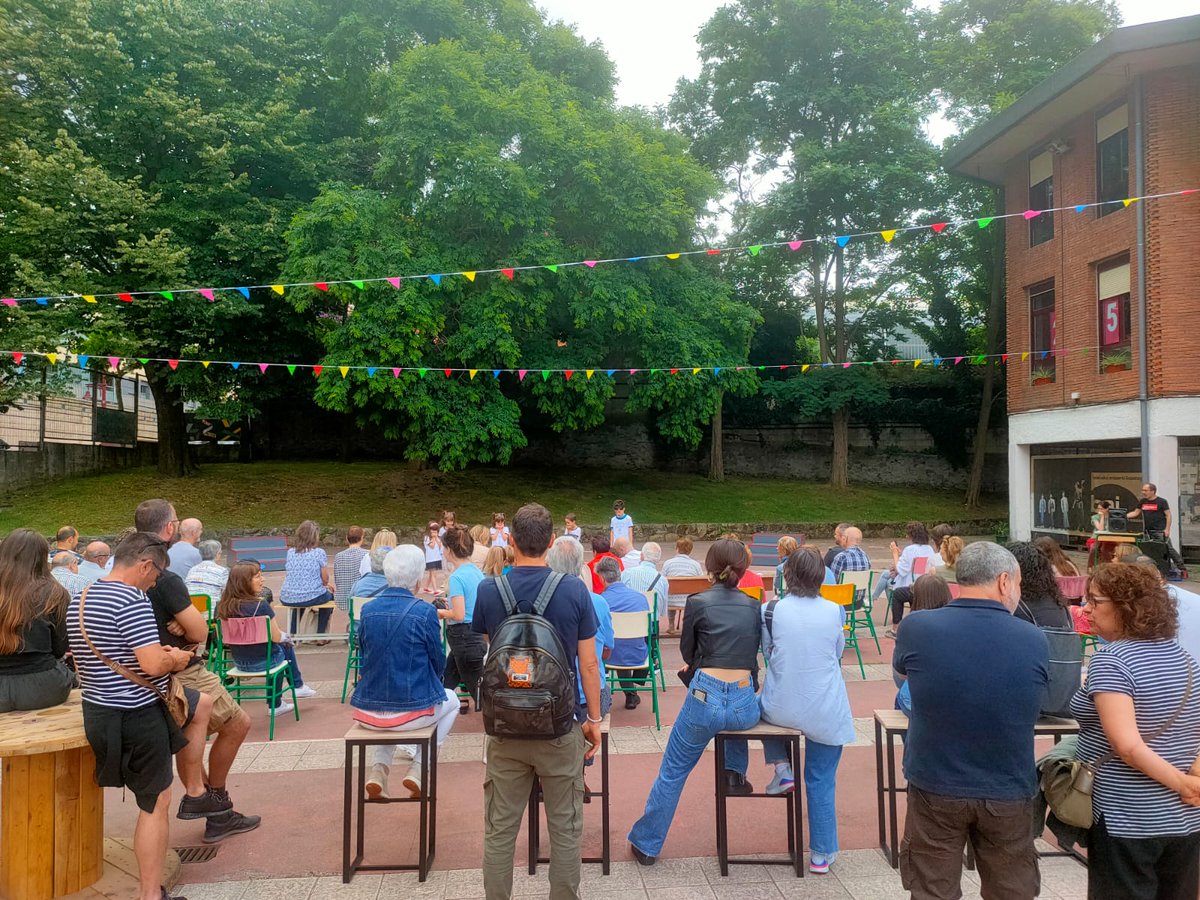 Gaur asteburutako tailarren urteko mostra egin dugu patioan. Lan bikainak, festa giro ederra!!! Haur eta heldu guztiok batera!!! #Bai25 #antzerkia #barakaldoeuskaraz