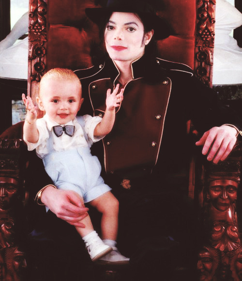 1minus1equal35's tweet photo. Photographs of Michael Jackson and his son. https://t.co/Vx2ZpJP6vq
