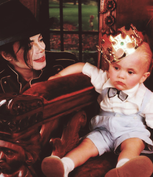 1minus1equal35's tweet photo. Photographs of Michael Jackson and his son. https://t.co/Vx2ZpJP6vq