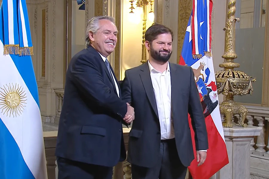 latercera's tweet photo. 📈 @pulso_tw | Argentina ofrece a Chile multiplicar por 10 veces más sus envíos de gas natural https://t.co/mBnwXqSBkq https://t.co/WnXwNdvcFV