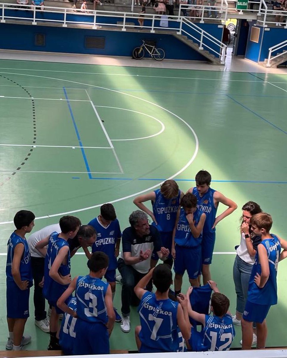 fgbaloncesto's tweet photo. #EUSKNAF21 #miniGasteiz
#Mutilak
⏳Atsedenaldia
⚔️@FNBaloncesto 3️⃣0️⃣ 🆚 @fgbaloncesto 3️⃣3️⃣
Goazen mutilak!! ✊🏼✊🏼🔥🔥
#SaskiGipuzkoa🏀 https://t.co/kmk22y0KTD