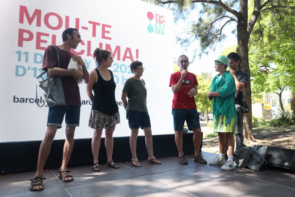 BCN_EspaiPublic's tweet photo. 💁🏻♂️ Fes la sobretaula celebrant els 20 anys 🎂 de la Xarxa #BcnSostenible i el reconeixement de les Bones pràctiques d'entitats de la Xarxa. Acosta't i descobreix les "10 #BonesIdees per canviar el món" seleccionades aquest any. Obren l'acte els Eskamots verds. #MoutePelClima https://t.co/aOfkjxdbDk