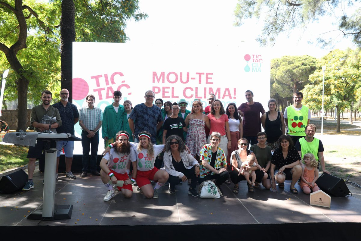 BCN_EspaiPublic's tweet photo. 💁🏻♂️ Fes la sobretaula celebrant els 20 anys 🎂 de la Xarxa #BcnSostenible i el reconeixement de les Bones pràctiques d'entitats de la Xarxa. Acosta't i descobreix les "10 #BonesIdees per canviar el món" seleccionades aquest any. Obren l'acte els Eskamots verds. #MoutePelClima https://t.co/aOfkjxdbDk