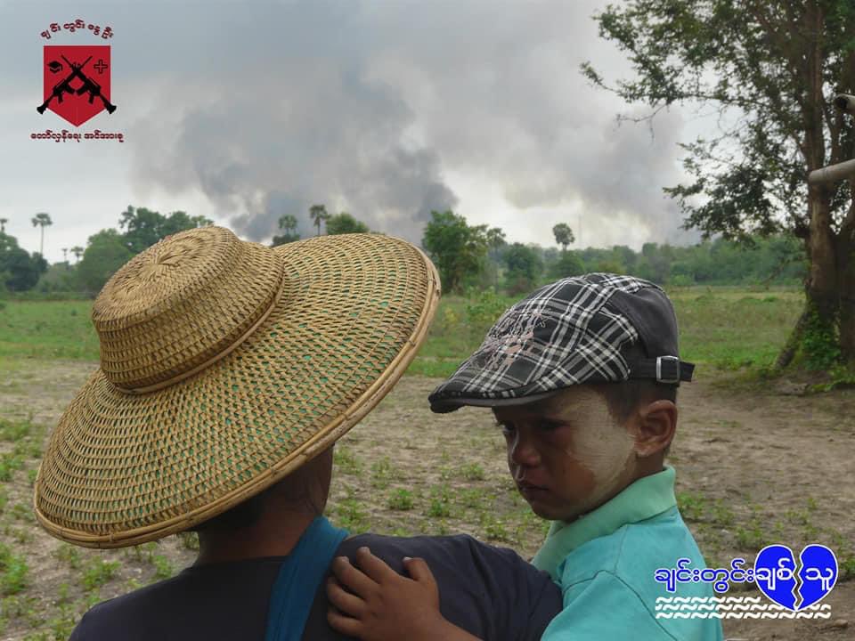 pyaezone's tweet photo. အညာမှာ ရွာတွေတင် မီးရှို့ခံနေရတာ မဟုတ်ပါ။အညာ(ဗမာ) တွေရဲ့ ရိုးရာယဥ်ကျေးမှု၊ချစ်စရာကောင်းတဲ့ လူနေမှုစရိုက်တွေနဲ့ တန်ဖိုးမဖြတ်နိုင်တဲ့ရှေးဟောင်းအမွေအနှစ်တွေပါ အကုန်ဖျက်ဆီးခံနေရတာပါ။ အိမ်တွေက ပြန်ဆောက်လို့ရသေးပေမဲ့ ဒီအရာတွေက အစားထိုး ပြန်မရနိုင်တော့ပါ.. https://t.co/FbpEMTP9fP