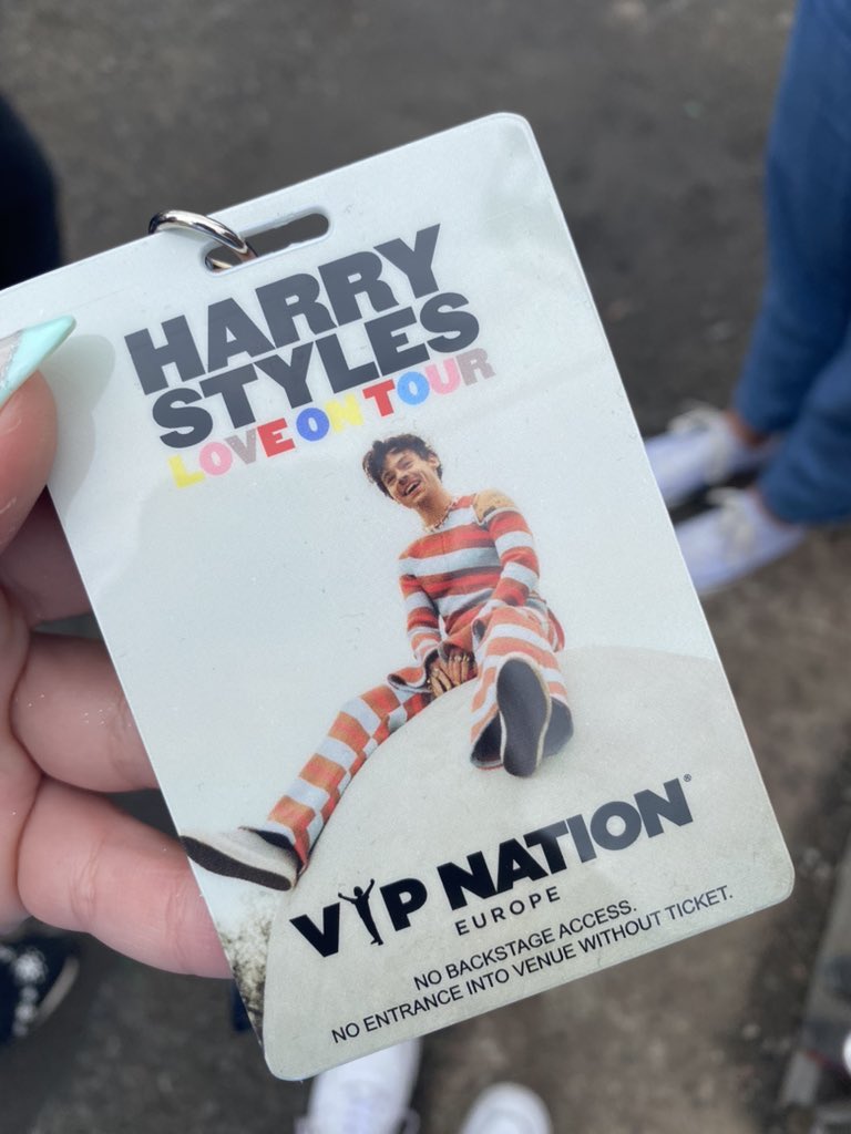 HLDTour's tweet photo. Closer look at the VIP lanyard! #LoveOnTourGlasgow 

📸: allofyourlovehs https://t.co/4KMifPG3jB