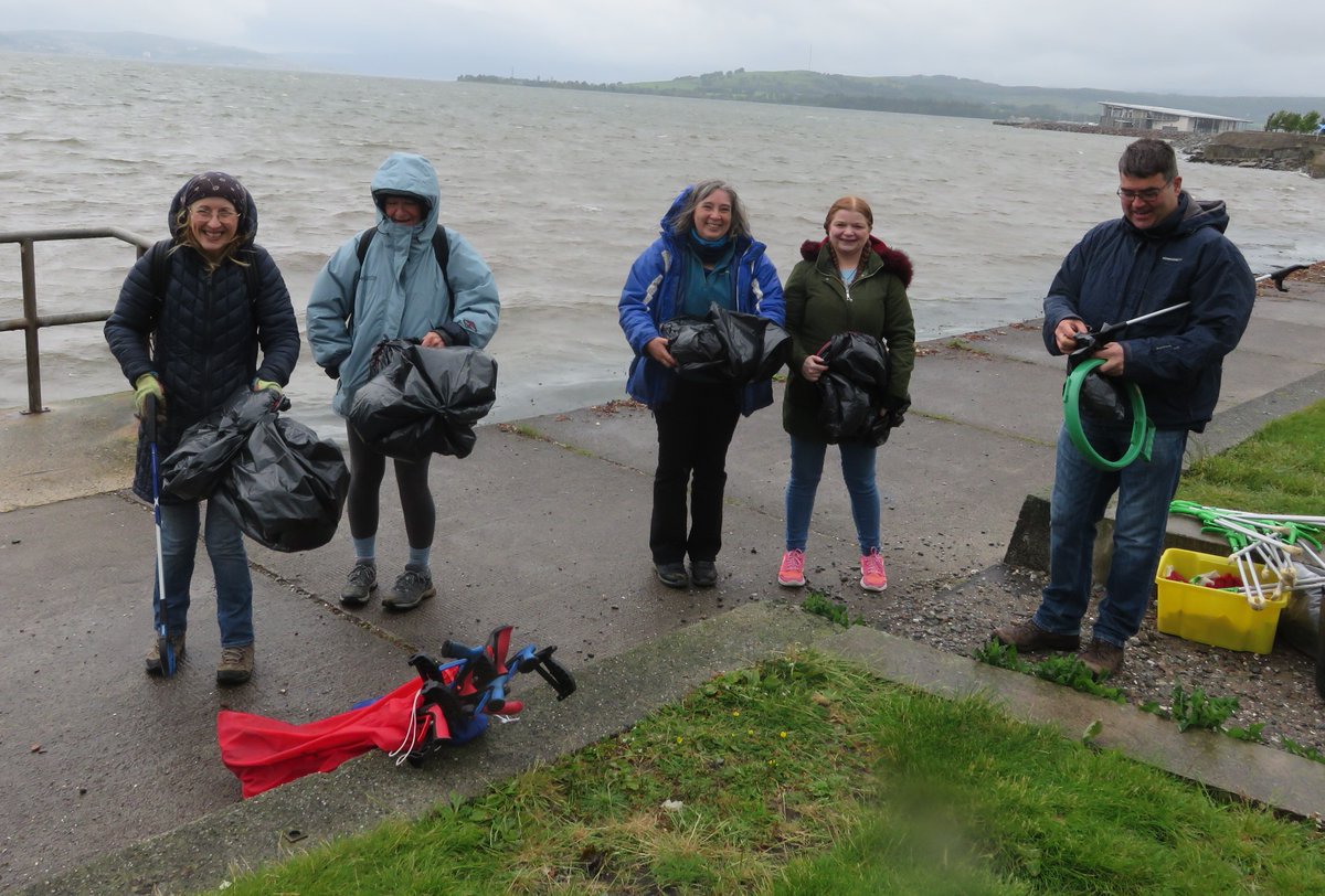 PFHelensburgh's tweet photo. The weather might have been wet and windy, but that didn't stop us. Thanks to volunteers from @BothyJeans,  
@HallHelensburgh, and Helensburgh Round Table. 
The next litter pick is Tuesday 2pm at Craigendoran.
#PlasticFreeCommunities https://t.co/dRD6cjNeFw