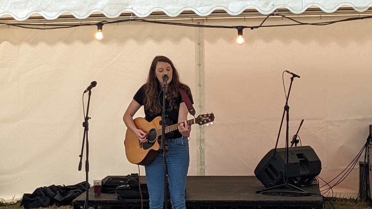 Wow, someone needs to sign up this artist @harrimason open.spotify.com/artist/4aJHxJV… She even looped her own backing vocals👏💪👌 @HomeFarmFest #homefarmfest @yeovilpress