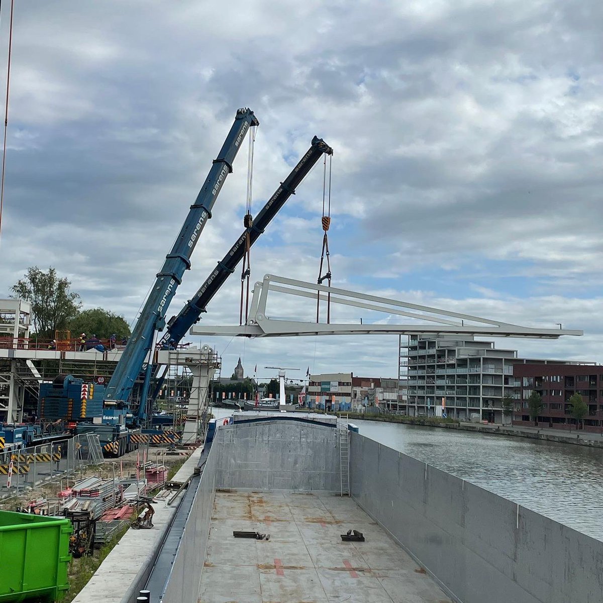 Project dag! Vandaag mochten we deel 2 uitvoeren voor de fiets- en voetgangersbrug in Vilvoorde. In samenwerking met de opdrachtgever kon het volgende brugdeel door <a href="/DanserGroup/">DANSER GROUP</a> met ms Tormenta via de <a href="/Vlaamsewaterweg/">De Vlaamse Waterweg</a> worden aangeleverd. #binnenvaart