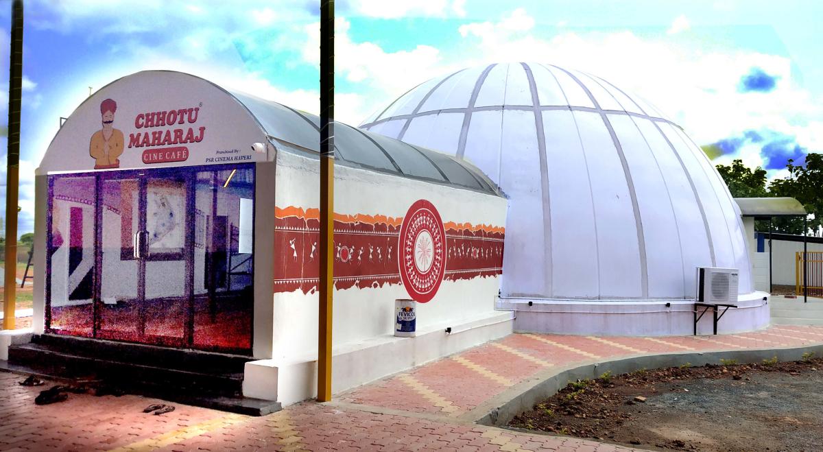 Chhotu Maharaj enters Karnataka!! That is a unique 'Dine in Cinema' concept by K Sera Sera that also has an expertise in running miniplexs. First dome cinema in our state starts operating with #Charlie777 in Haveri. They will be adding few more in Ktk soon.

Pic from Prajavani.