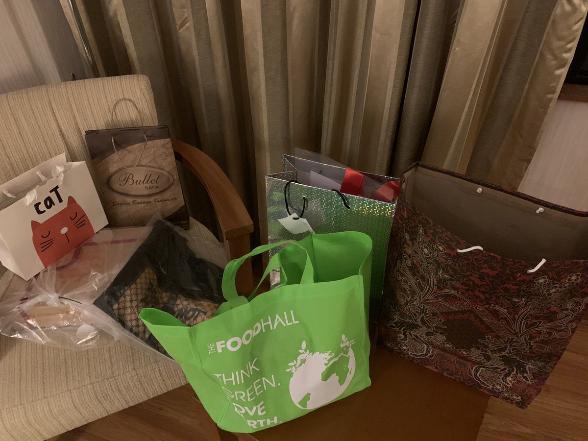 reallohkeanyew's tweet photo. Benar benar gk usah bagi hadiah… nanti terlalu gemuk…. tapi, banyak terima kasih 🙏🏻😊 

(Ada lagi tapi udah di perut saya) 🫃🏻 https://t.co/7v3LDkjpxe