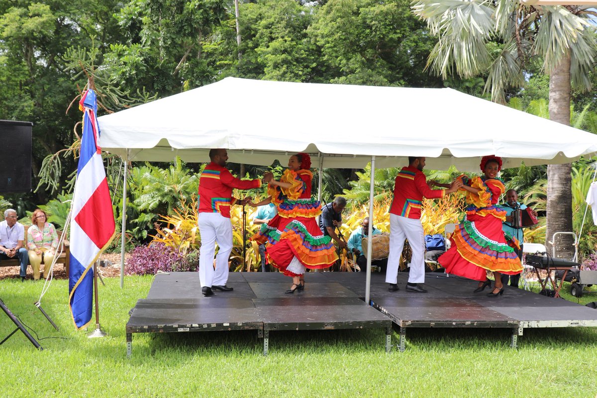 rosemarysantan2's tweet photo. #BuenosDiasMundo #FelizSabado #TuiterosActivos A propósito de @expomango 2022 en #Bani recordando en #Miami Festival  dedicado al #Mango de #RepublicaDominicana fruta #marcapais "Impregnale sabor a la vida" @Hernani2020 estamos en Mango 😄🎶🎼💃@RoseMaryNEWS https://t.co/b93vdunHSi