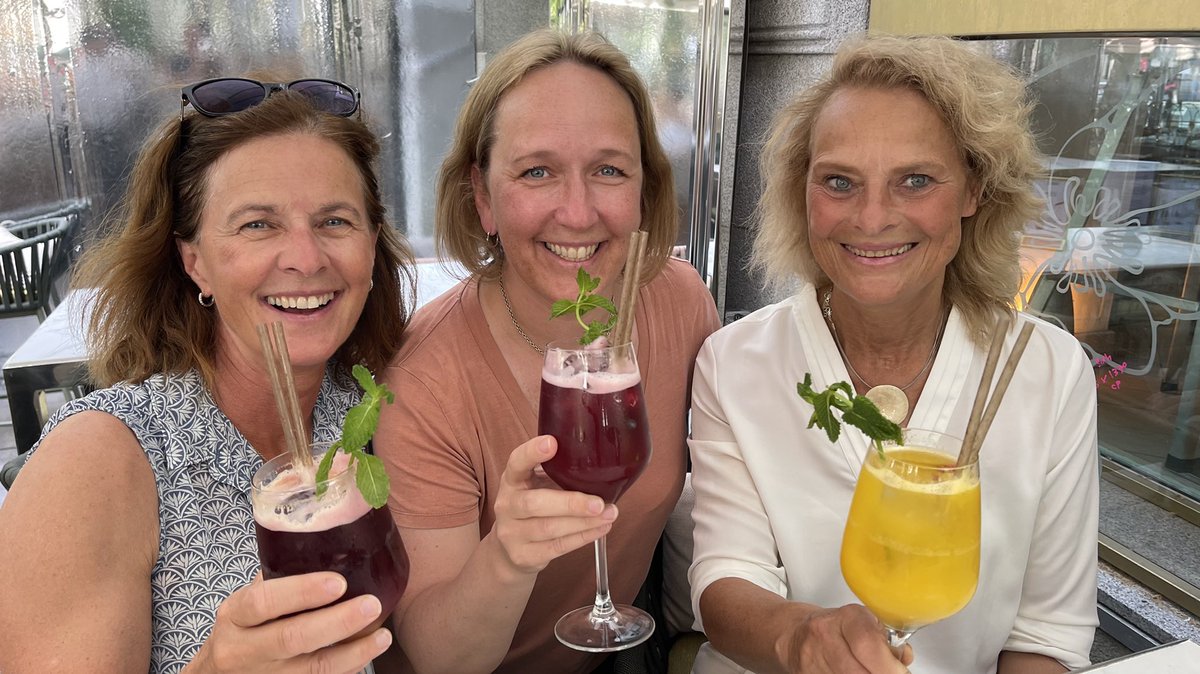 Malin Sund (@malinasund) on Twitter photo +44C âïžđ„”âïž in Madrid <a href="/BJSurgery/">BJS</a> summer meeting. A perfect day for sangria with <a href="/AgntMontgomery/">Agneta Montgomery</a> and <a href="/IhreLundg/">Catharina âciaâIhre Lundg</a> plus <a href="/PeterNaredi/">Peter Naredi</a> as đ· . Great talks on đžđȘ surgery and good fun! <a href="/SKFredaktion/">Svensk Kirurgi, tidning</a> +44C âïžđ„”âïž in Madrid <a href="/BJSurgery/">BJS</a> summer meeting. A perfect day for sangria with <a href="/AgntMontgomery/">Agneta Montgomery</a> and <a href="/IhreLundg/">Catharina âciaâIhre Lundg</a> plus <a href="/PeterNaredi/">Peter Naredi</a> as đ· . Great talks on đžđȘ surgery and good fun! <a href="/SKFredaktion/">Svensk Kirurgi, tidning</a>