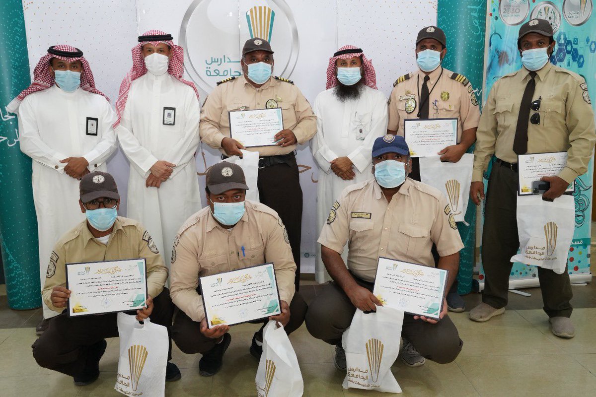 kfupm_schl's tweet photo. رجال أمن @KFUPM يقومون يوميًا بمتابعة دخول أبنائنا وبناتنا طالبات #مدارس_الجامعة وخروجهم، والتأكد من سلامتهم حتى وصولهم مدارسهم 👮🏽‍♂️
هُنا بعض الصور من تكريم إدارة المرحلة المتوسطة - بنين - لهم على جهودهم المتواصلة طوال العام الدراسي 🙏🏽🤍 https://t.co/H3Z7cdlDZp