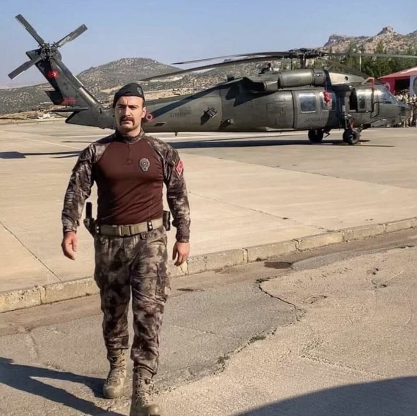 m3vzu's tweet photo. Bir hayat böylesine tersine dönmez,
Bir yiğit böyle harcanmaz.
Dağlara taşlara bağırasım geliyor,
İçim yanıyor içim,
Bildiğin gibi değil…

Mekanın cennet olsun kardeşim. 

#AlparslanSoylu https://t.co/Y0RXwEmq9c