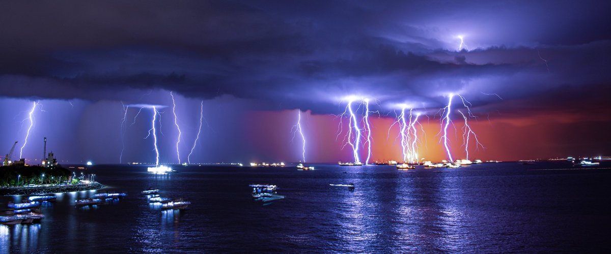 ompsyram's tweet photo. Electric Storm 
.
The Power Of Mother Nature ⚡️ 
.
Mumbai Monsoon , Mumbai Rains 

ThunderStorm https://t.co/E1nUXwTmJY