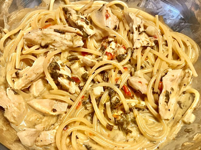 鶏肉とほうれん草チーズディップソース
ナチョス用のチーズディップをそのままソースに使ったやつ
少し白だしと創味シャンタンDX入れたからめちゃ甘うまい
#作家飯 