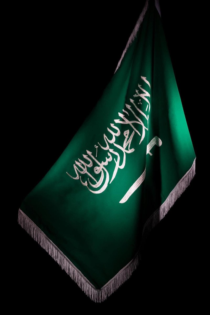 يا شرفاء🇱🇧 وللاسف أصبحتم قلة،هل تذكرون الفريق علي الشاعر رحمه الله،هل تعلمون ان سفارة #السعودية في لبنان خلال الحرب الاهلية كانت توزع الشمع والطعام والبطانيات والمواد الغذائية لكل اللبنانيين.اليوم أقول لكم أن الله شاهداً ثم والدي ووالدتي وأنا أشهد لانا كنا نوزعها بأنفسنا.شكراً🇸🇦