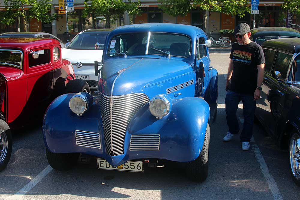 Caltex_98's tweet photo. Sen vidare till nästa morgotidiga #bilträff med #HotRod:s i #Stuvsta centrum. / Then on to the next #CarsAndCoffee with Hot Rods, #StreetRod:s and #CustomCars. #39Chevy #55Chevy #34Ford #32Ford #roadster #5WindowCoupe https://t.co/4lclkshRH9