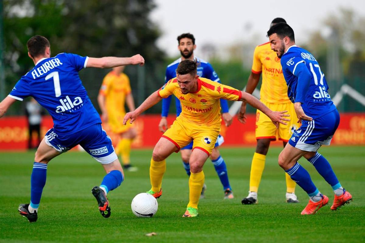 Football : comme Brandon Agounon, Adrian Dabasse dit également "oui" à l'US Orléans larep.fr/orleans-45000/… <a href="/US_Orleans/">US Orléans</a> #TeamUSO