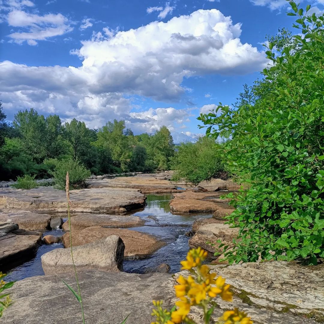Webzine_Voyage's tweet photo. Vivre... d'Ardèche et d'eau fraîche...
Un joli coin de baignade dans une eau douce en admirant le château d'Aubenas et le dôme Saint Benoît.
Et si on se rafraîchissait les idées...
Où se baigner en Ardèche ?
https://t.co/2IUw0b5YgS

#ardeche  #aubenas #baignade #nature #riviere https://t.co/fMePwQzQNw