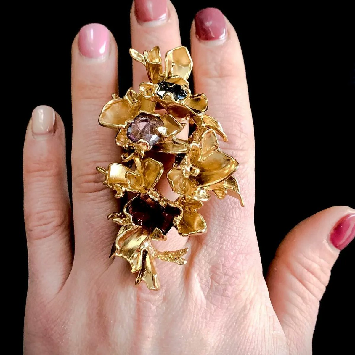 athousandfacets's tweet photo. Loving the texture of @lauren_bellbrownjewellery work! The petals on her work has such a wonderful movement. Just as the wind blows the flowers on a field. 
.
.
#laurenbellbrown #texturedjewelry #petals #britishartist #tourmaline #floraldesign #flowerinspiration https://t.co/tjIQXY8wtt