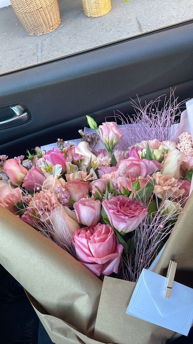 valeriarguez31's tweet photo. Las flores que me da mi novio son las mas bonitas 😍 https://t.co/yZFoXVrxrl
