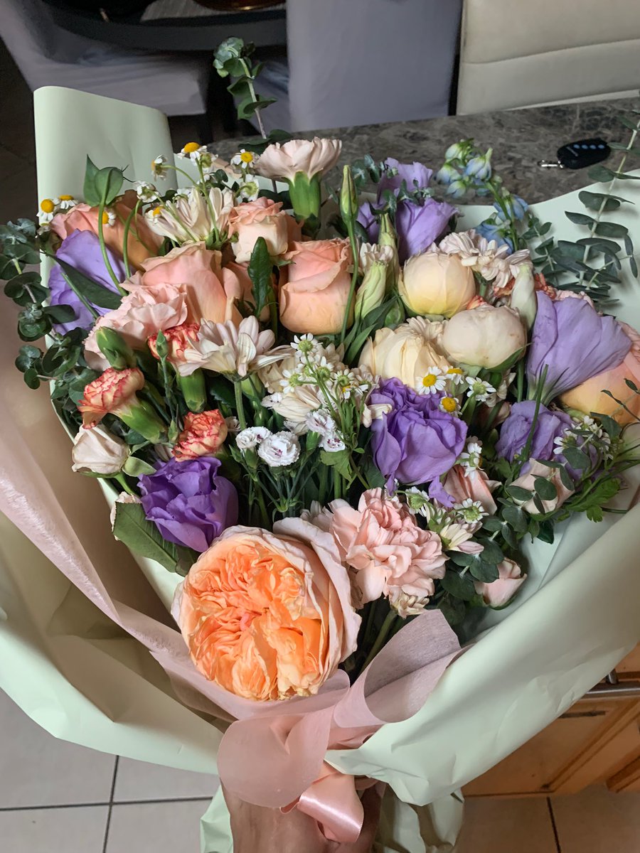 valeriarguez31's tweet photo. Las flores que me da mi novio son las mas bonitas 😍 https://t.co/yZFoXVrxrl