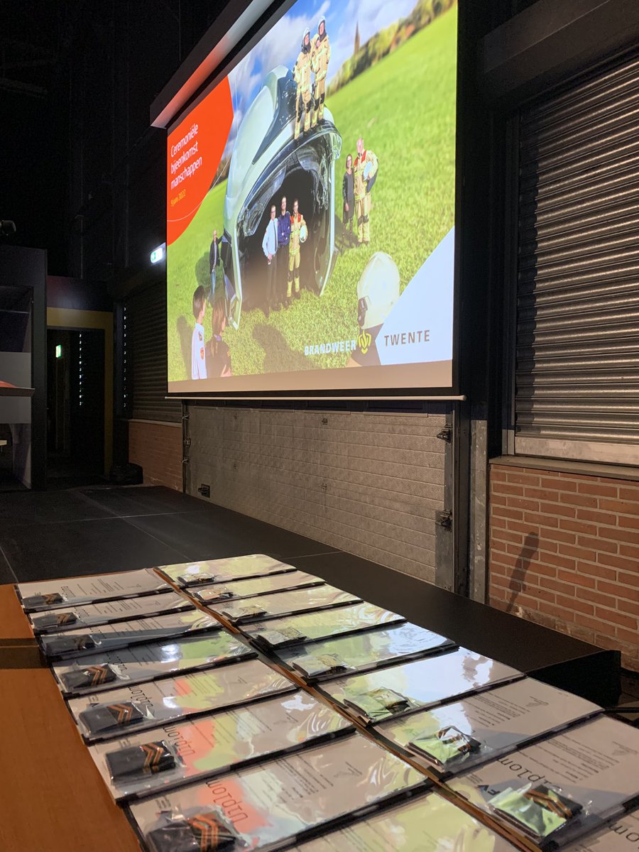 Vanavond krijgen de eerste manschappen hun diploma tijdens een ceremoniële bijeenkomst van Brandweer Twente en doen ze meteen de eed/belofte. De zaal ziet er geweldig uit! Wij zijn er klaar voor 😁#BrandweerTwente