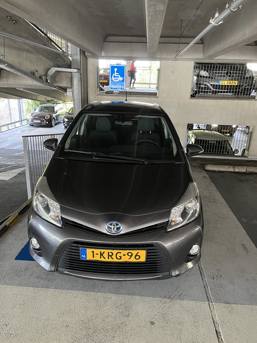 oruigrok's tweet photo. Volgens mij is deze Toyota geen rolstoel!! Ook geen invalidenparkeerkaart te bekennen!! #asociaal #sintfranciscusgasthuis https://t.co/pjL5AQXook