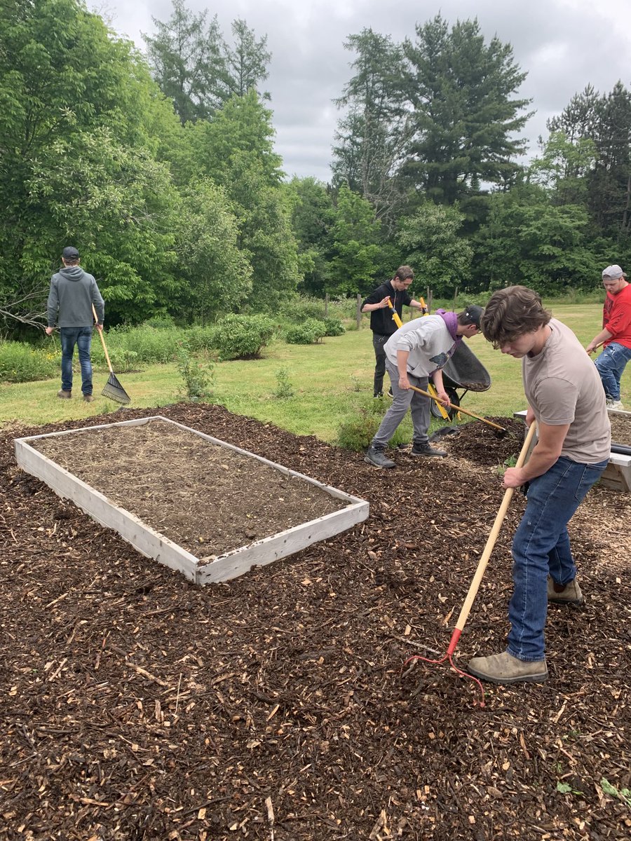ssrsbngrhs's tweet image. The agriculture 11 class was hard at work today. The community garden is now all seated and ready for growing season. And all the mulch that was donated has been laid. Huge thanks to Mr. Wilson for making this happen. #experientallearning