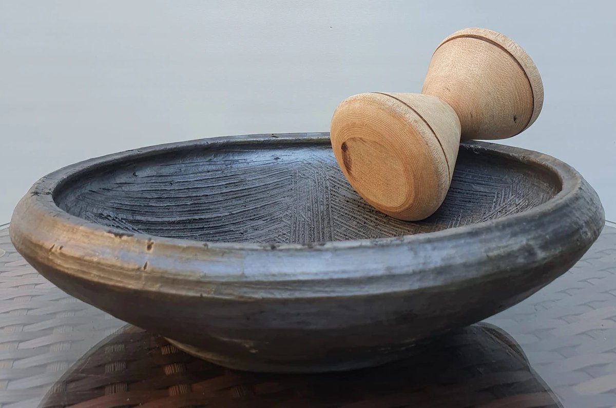 AfricaStars2's tweet photo. This is #earthenware bowl popular known in the local dialect as “#aportoryowa and #tapoli” similar to the “blender” there are some local food that strictly require this tool to prepare, if u ignore and use a blender, u will never get the original taste.
#stars of #Africa. https://t.co/3NivGGdjHr